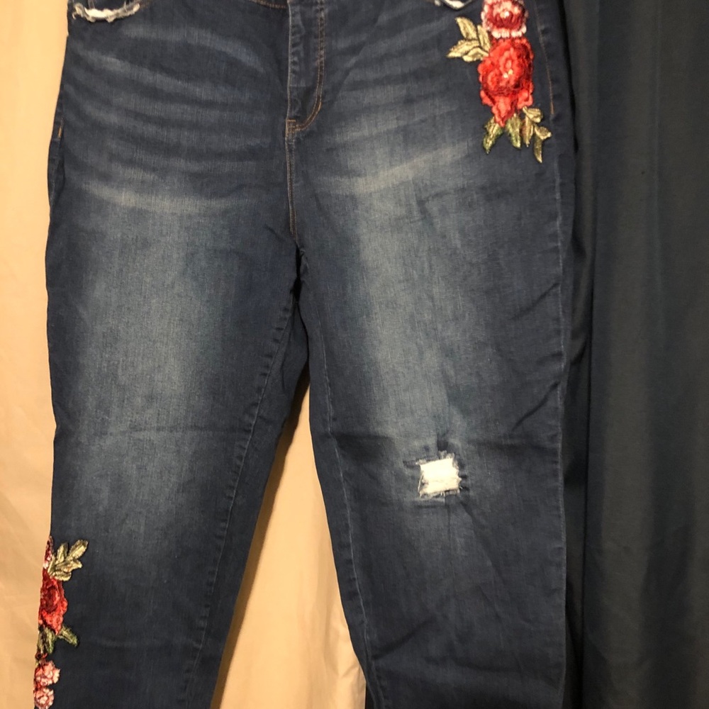 Used flower plus size jeans